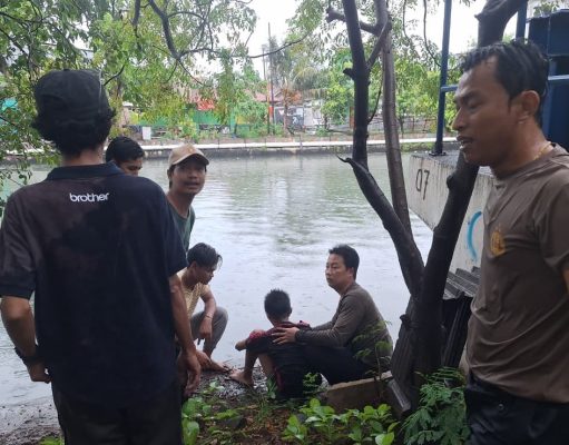 Polisi Selamatkan Seorang Anak yang Hampir Tenggelam Secara Dramatis