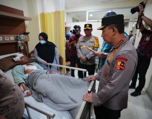 Kapolri Listyo Sigit Kunjungi Korban Ledakan SMAN 72 di RSI Cempaka Putih
