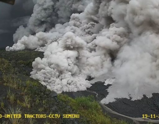 Polisi Tutup Jalur Malang-Lumajang Akibat Erupsi Gunung Semeru