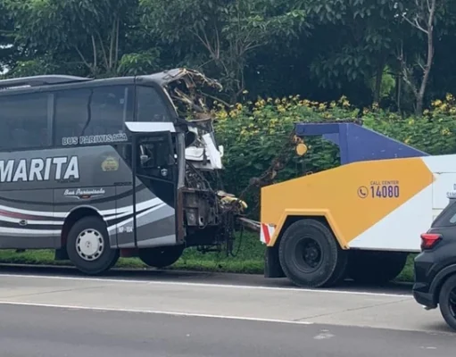 Lalin Macet Gara-gara Kecelakaan Libatkan Bus dan Truk di Tol Jagorawi Arah Bogor