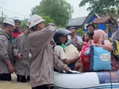 Korban Banjir Karawang Dievakuasi ke Tempat Pengungsian
