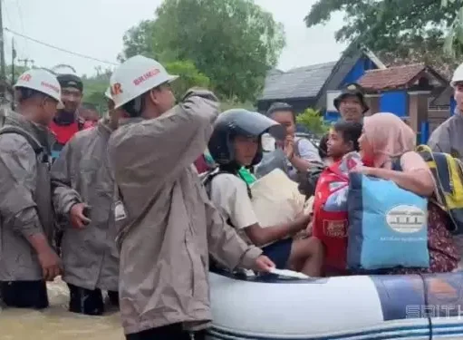 Korban Banjir Karawang Dievakuasi ke Tempat Pengungsian