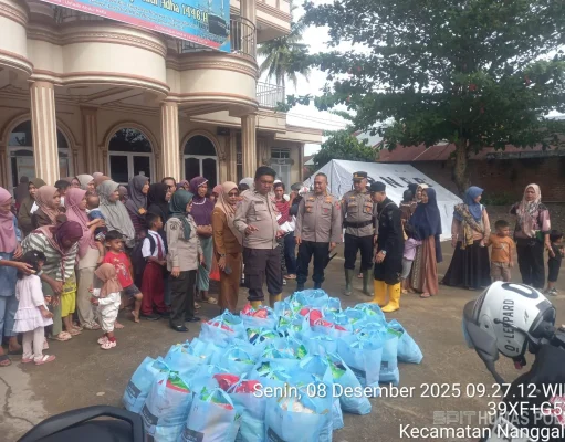 PJU Polda Sumbar Distribusikan Bantuan untuk Ibu dan Balita Terdampak Banjir Bandang di Nanggalo