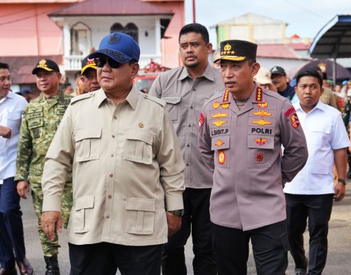 Kapolri Dampingi Presiden Cek Lokasi Pengungsian Korban Banjir di Tapanuli Tengah