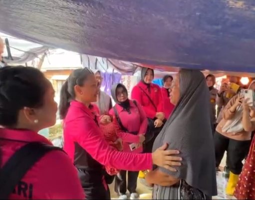 Ketum Bhayangkari Beri Bantuan di Pengungsian Aceh Tamiang, Hibur dan Kuatkan Korban