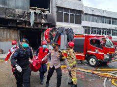 Brimob Polda Metro Jaya Gerak Cepat Bantu Evakuasi Korban Kebakaran PT Terra Drone Kemayoran