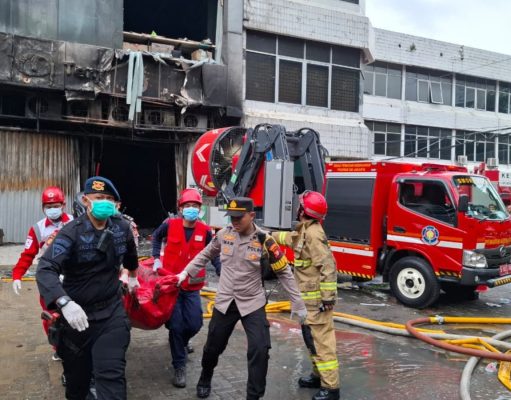Brimob Polda Metro Jaya Gerak Cepat Bantu Evakuasi Korban Kebakaran PT Terra Drone Kemayoran