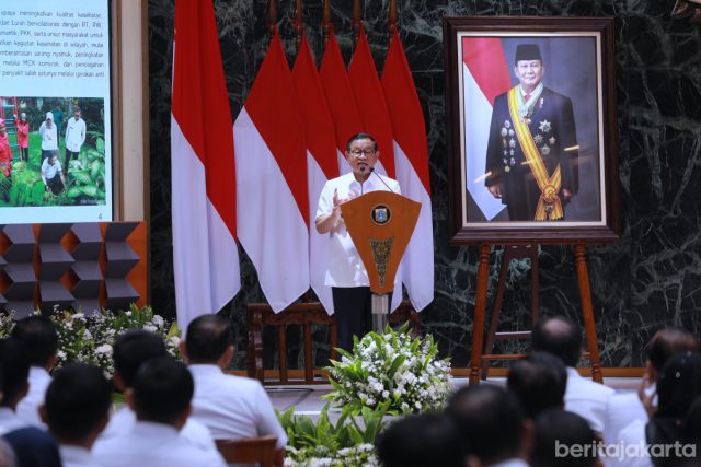 Gubernur Pramono memberikan arahan pada jajarannya saat kegiatan Townhall Meeting di Balai Kota