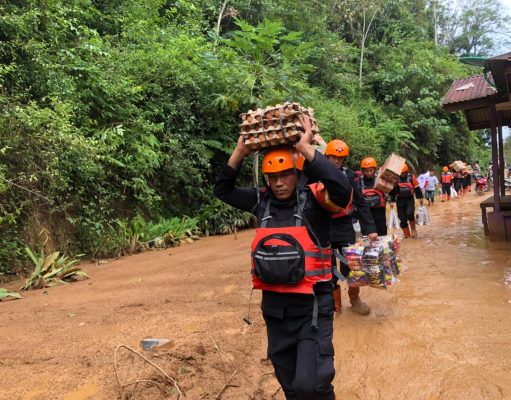 Gendong Bantuan Demi Warga Terisolir di Taput, Brimob Polda Sumut Tempuh Jalur Terjal
