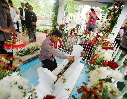 Kapolri: “Mengenang Pahlawan Nasional Buruh”, Ziarah Makam hingga Groundbreaking Museum Marsinah