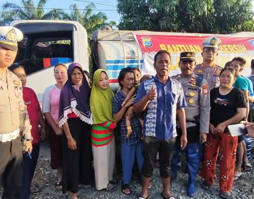 Satlantas Polres Langkat Kawal Penyaluran Bantuan Air Bersih ke Desa Lalang