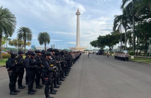 Brimob Polda Metro Jaya Hadir Berikan Pelayanan pada Aksi Penyampaian Aspirasi PERDA KSPI di Monas