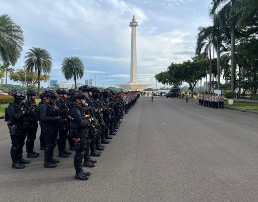 Brimob Polda Metro Jaya Hadir Berikan Pelayanan pada Aksi Penyampaian Aspirasi PERDA KSPI di Monas