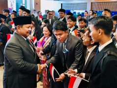 Alunan Angklung WNI Sambut Hangat Kedatangan Presiden Prabowo di Islamabad