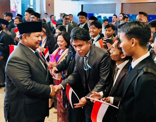 Alunan Angklung WNI Sambut Hangat Kedatangan Presiden Prabowo di Islamabad