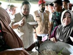 Peluk dan Tenangkan Warga yang Menangis Saat Presiden Prabowo Tinjau Tenda Pengungsian di Bireuen