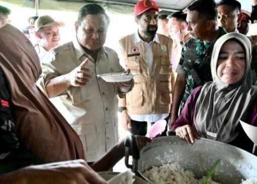 Peluk dan Tenangkan Warga yang Menangis Saat Presiden Prabowo Tinjau Tenda Pengungsian di Bireuen