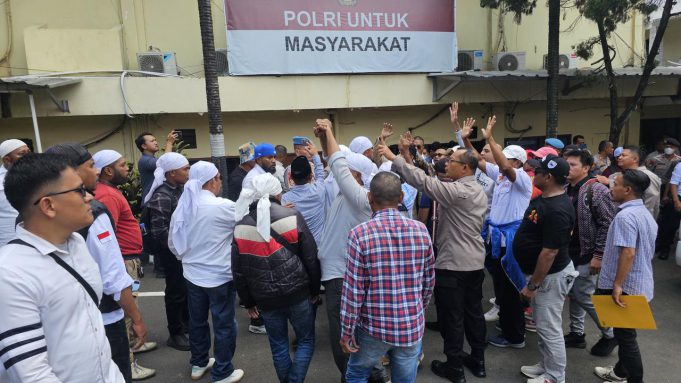 082826500_1767590664-keluarga_korban_pemnganiayaan_anggota_TNI_AL_geruduk_Polres_Depok