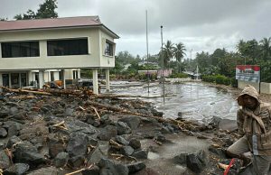 Banjir Bandang Terjang Sitaro, Polisi Bantu Evakuasi Warga