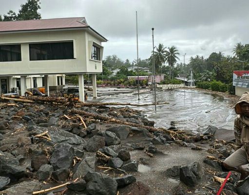 Banjir Bandang Terjang Sitaro, Polisi Bantu Evakuasi Warga