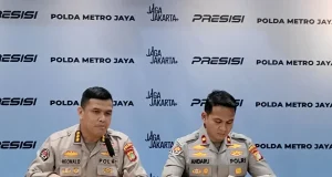 Polda Metro Jaya Terima Sejumlah Barang Bukti dalam Kasus Panji Pragiwaksono Kasubbid Penmas Polda Metro Jaya Kombes Pol Reonald Simanjuntak di Mapolda Metro Jaya, Jumat (9/1/2026). ANTARA/Ilham Kausar.