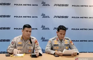 Polda Metro Jaya Terima Sejumlah Barang Bukti dalam Kasus Panji Pragiwaksono Kasubbid Penmas Polda Metro Jaya Kombes Pol Reonald Simanjuntak di Mapolda Metro Jaya, Jumat (9/1/2026). ANTARA/Ilham Kausar.