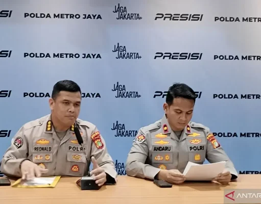 Polda Metro Jaya Terima Sejumlah Barang Bukti dalam Kasus Panji Pragiwaksono Kasubbid Penmas Polda Metro Jaya Kombes Pol Reonald Simanjuntak di Mapolda Metro Jaya, Jumat (9/1/2026). ANTARA/Ilham Kausar.