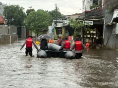 Warga Terdampak Banjir di Asrama Polisi Pondok Karya Dievakuasi
