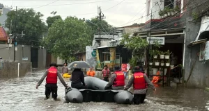 Warga Terdampak Banjir di Asrama Polisi Pondok Karya Dievakuasi