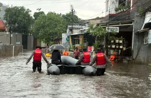 Warga Terdampak Banjir di Asrama Polisi Pondok Karya Dievakuasi