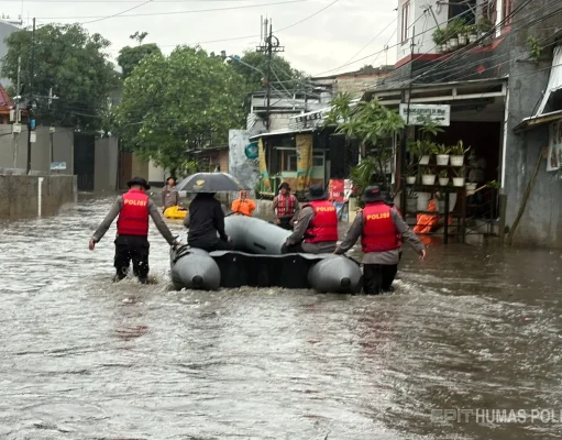 Warga Terdampak Banjir di Asrama Polisi Pondok Karya Dievakuasi