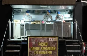 Brimob Polda Metro Jaya Dirikan Dapur Umum untuk Korban Banjir di Jakarta Utara