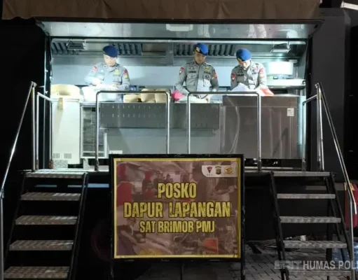 Brimob Polda Metro Jaya Dirikan Dapur Umum untuk Korban Banjir di Jakarta Utara