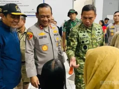 Kapolda Metro Jaya Bersama Pangdam Jaya Tinjau Langsung Pengungsi Banjir di Cilincing