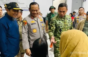 Kapolda Metro Jaya Bersama Pangdam Jaya Tinjau Langsung Pengungsi Banjir di Cilincing