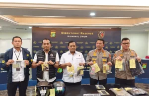Pelaku Curanmor Bersenjata Api Diamankan Polda Metro Jaya Direktur Reserse Kriminal Umum Polda Metro Jaya Kombes Pol Iman Imannudin dan Kabidhumas Polda Metro Jaya Kombes Pol Budi Hermanto