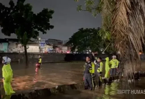 Banjir Landa Jakarta–Bekasi, Polda Metro Jaya Kerahkan Personel Evakuasi dan Pelayanan Warga