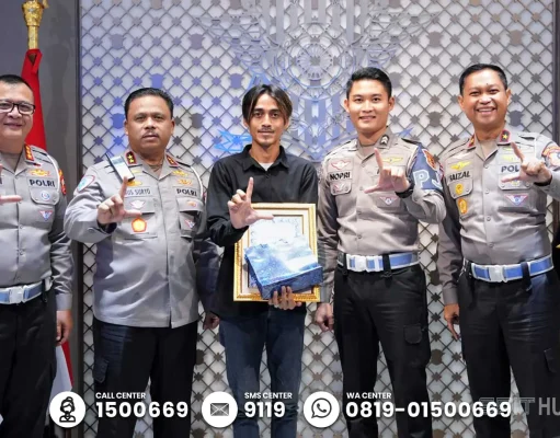 Kakorlantas Polri Beri Penghargaan Sopir Truk Lakukan Aksi Heroik di Tol Japek Km 21