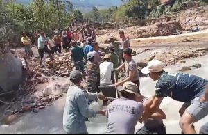 Tak Kenal Hari Libur, Polri Bersama Warga Bangun Jembatan Darurat Pascabencana di Aceh Tengah