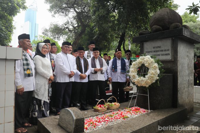 Pramono Anung bersama Majelis Kaum Betawi di makam pahlawan nasional MH Thamrin
