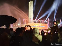 Sambil Berdonasi di Lapangan Banteng Pengunjung Menikmati Musik di Akhir Tahun