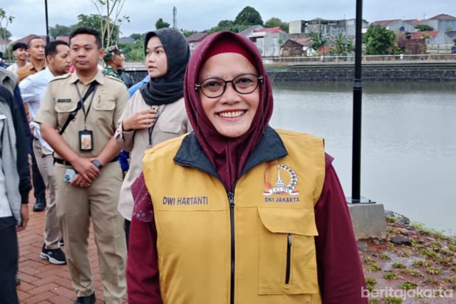 Anggota LMK RW 06 Cilangkap, Dwi Hartanti memberikan apresiasi diresmikannya waduk Baru Licin