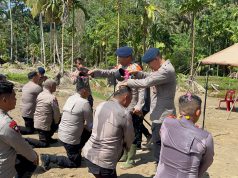 Brimob Polda Sumut Gelar Upacara Sederhana Kenaikan Pangkat di Tengah Misi Kemanusiaan