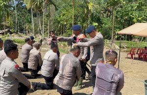 Brimob Polda Sumut Gelar Upacara Sederhana Kenaikan Pangkat di Tengah Misi Kemanusiaan