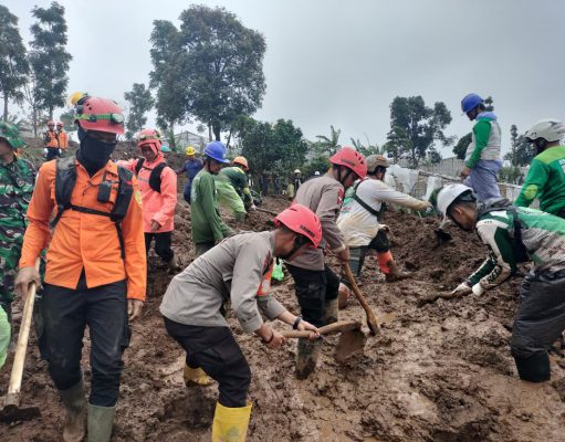 Brimob Polda Jabar Masuki Hari Kelima Pencarian Korban Longsor Cisarua