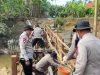 Sat Brimob Polda Sumbar Bangun Jembatan Darurat Penghubung Dua Nagari di Padang Pariaman
