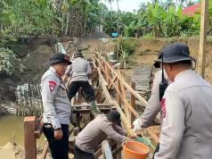 Sat Brimob Polda Sumbar Bangun Jembatan Darurat Penghubung Dua Nagari di Padang Pariaman
