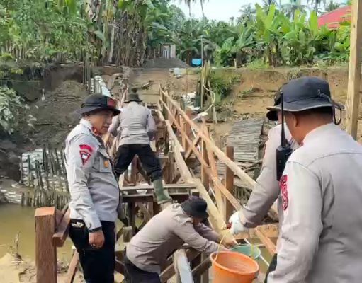 Sat Brimob Polda Sumbar Bangun Jembatan Darurat Penghubung Dua Nagari di Padang Pariaman