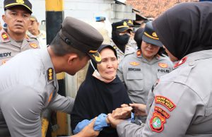 Polres Metro Bekasi Kota Kedepankan Sisi Humanis, Hadirkan Layanan Kesehatan Gratis saat Eksekusi Lahan di Pekayon