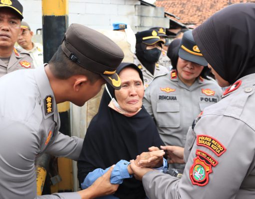 Polres Metro Bekasi Kota Kedepankan Sisi Humanis, Hadirkan Layanan Kesehatan Gratis saat Eksekusi Lahan di Pekayon